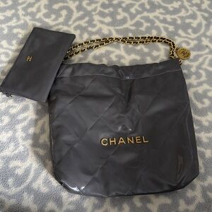 🩶Chanel🩶 EUC NA Grey Leather 22 bag. Used a few times. Good quality.